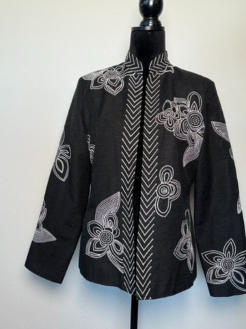 Tweeds M Black Silk Blend White Embroidered Floral Chevron Open Jacket Medium